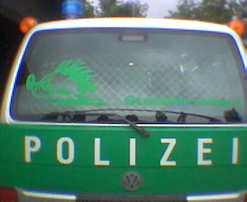 Grüne Jugend Igel auf Polizeiauto